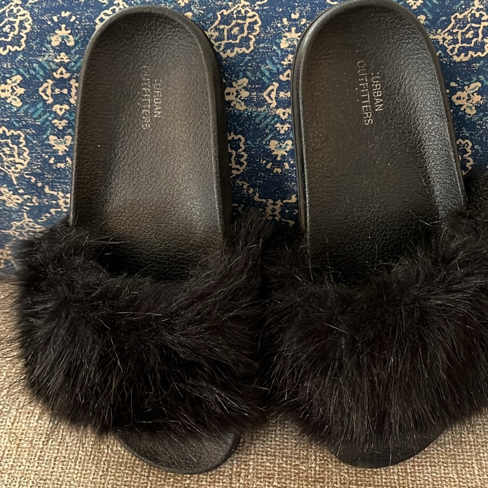Urban outfitters black fuzzy slippers, size 8 - Picture 2 of 5